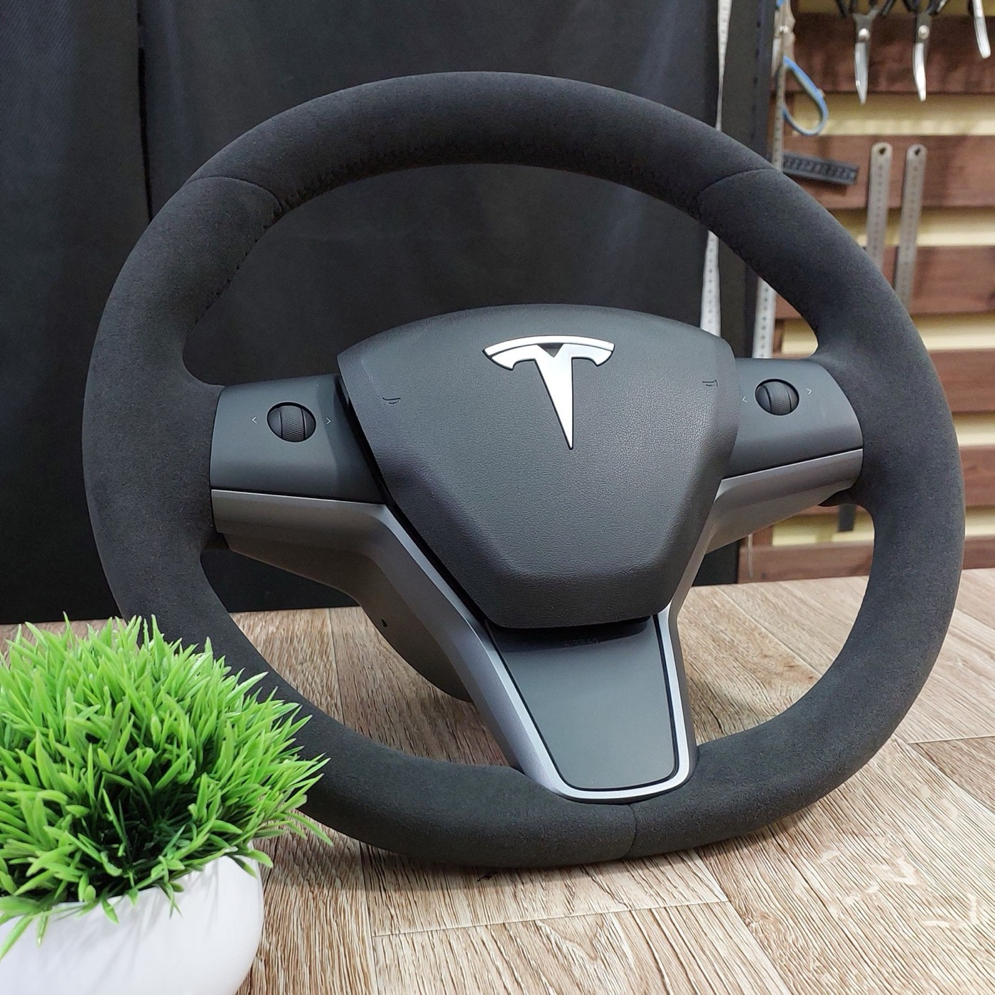 Руль Tesla в алькантаре
