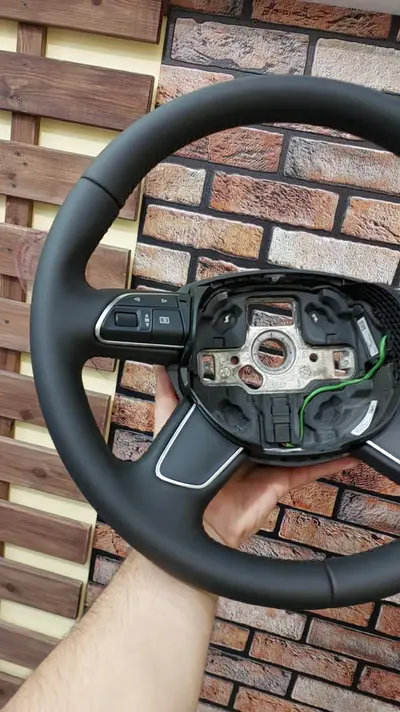 Руль Audi со швом «косичка» — на выдачу — кадр из видео
