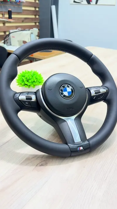 Руль BMW M: трещины → новая кожа — кадр из видео