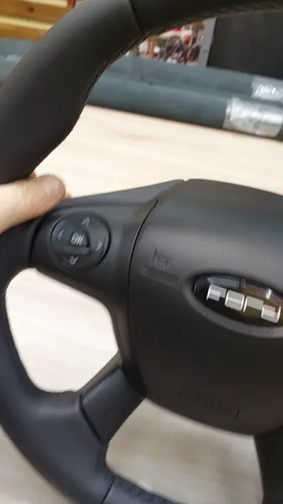 Руль Ford Focus 3: кожа на спицах и окрас пластика — кадр из видео