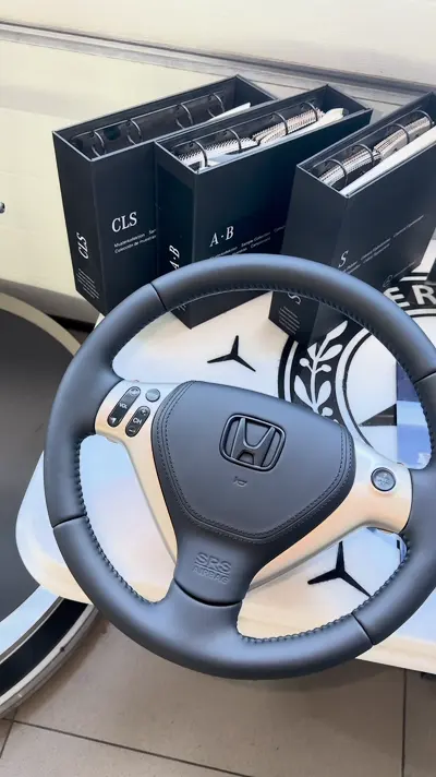 Руль Honda Civic: аккуратно с подушкой — кадр из видео