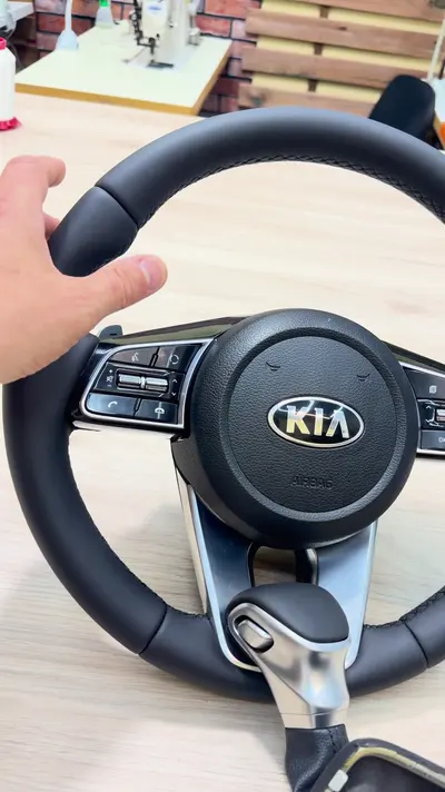 Руль и ручка АКПП Kia Ceed — кадр из видео