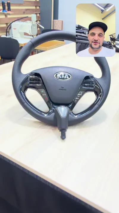 Мастер показывает готовый комплект Kia — кадр из видео