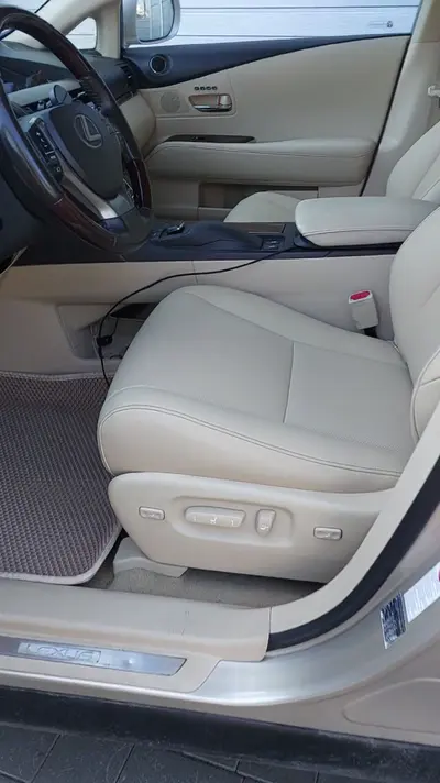 Lexus: комплект сидений и третий ряд — кадр из видео