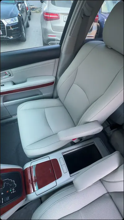 Салон Lexus RX в светло-серой коже — кадр из видео