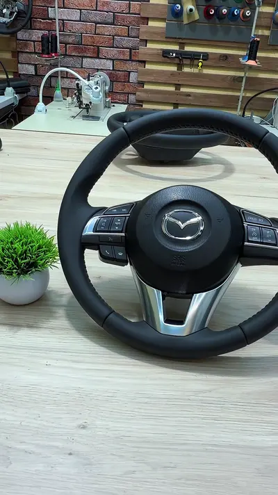 Руль Mazda: облезший обод → новая кожа — кадр из видео