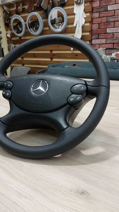 Руль Mercedes-Benz E-класса (W211) — кадр из видео