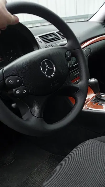 Mercedes-Benz W211: руль, ручка КПП и боковина — кадр из видео
