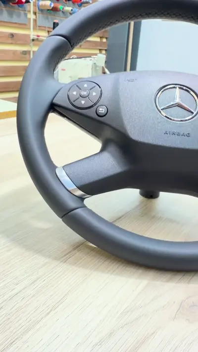 Руль Mercedes-Benz E-класса (W212) — кадр из видео