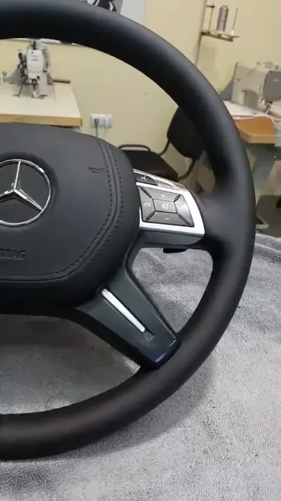 Mercedes-Benz GL: руль и подушка готовы — кадр из видео