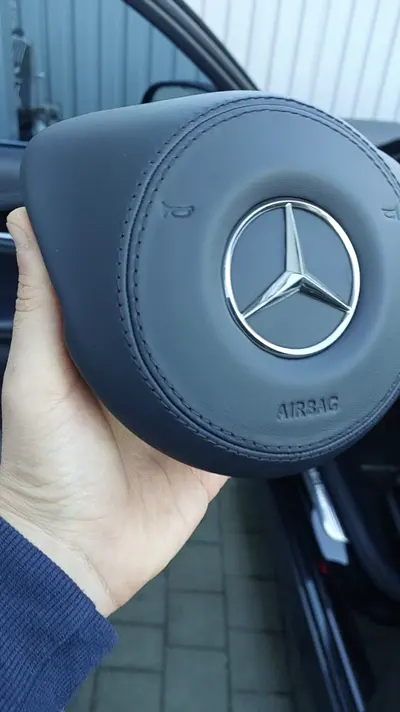 Mercedes-Benz: подушка руля в коже и боковина сиденья — кадр из видео