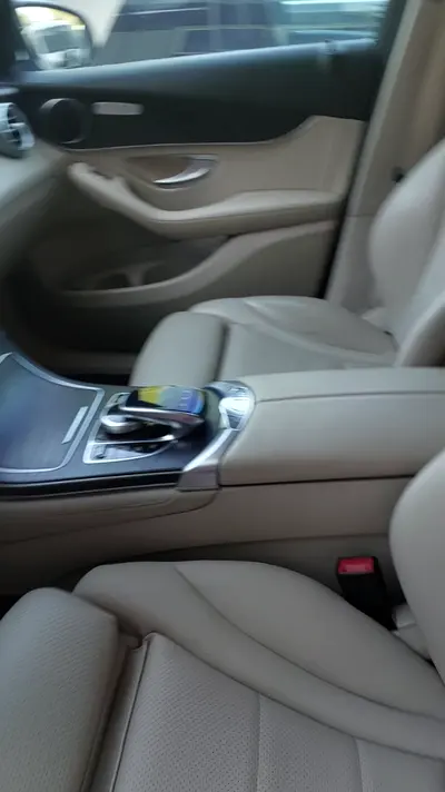 Mercedes-Benz: сиденье, блок управления и руль — кадр из видео
