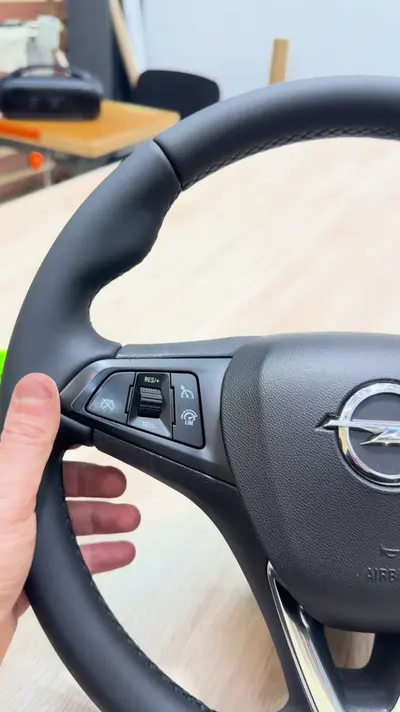 Руль Opel: вытертый → гладкий с чёрным швом — кадр из видео