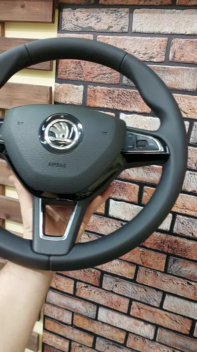 Руль Skoda с подогревом — поверх заводской кожи — кадр из видео