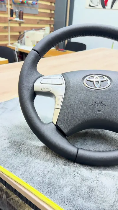 Руль и подлокотник Toyota Camry 40 — кадр из видео