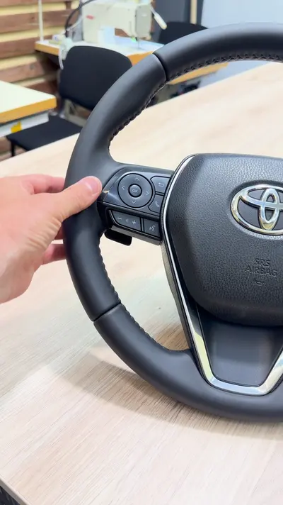 Toyota Camry 70: руль с лепестками и ручка АКПП — кадр из видео