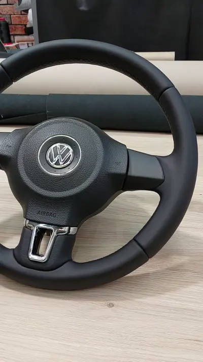 Руль Volkswagen Polo: был голый — стал кожаный — кадр из видео