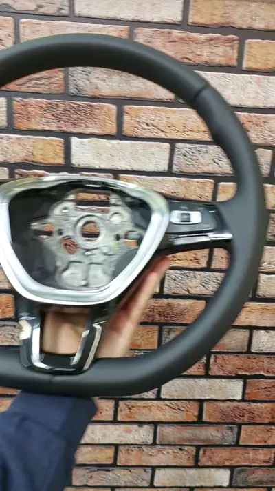 Руль Volkswagen в гладкой наппе — кадр из видео
