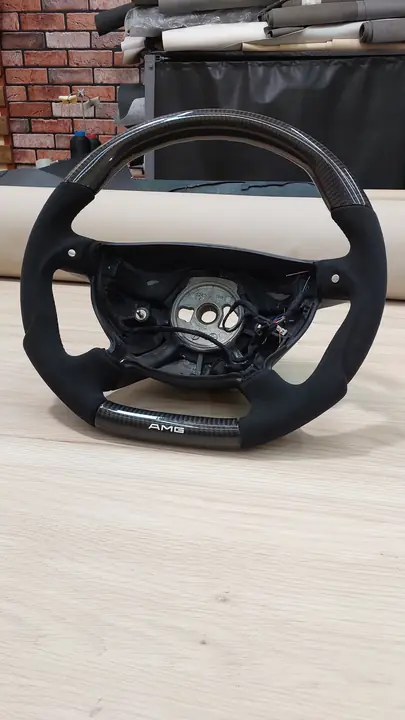 Руль Mercedes-AMG: карбон и алькантара — после