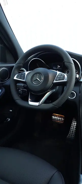 Руль Mercedes-AMG в салоне C-класса — после