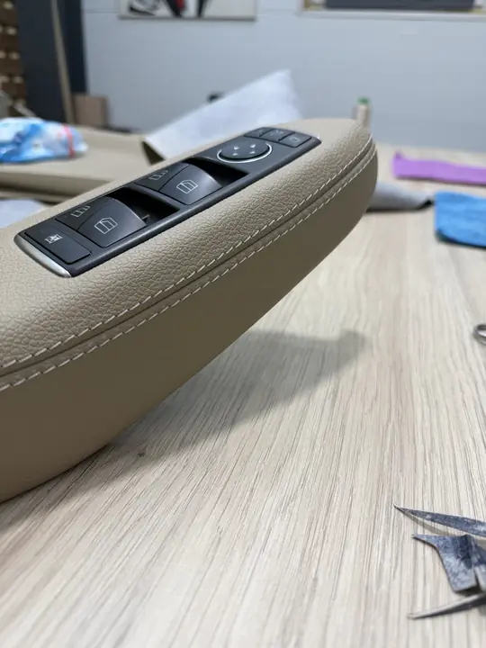 Перетяжка подлокотника двери Mercedes-Benz — после