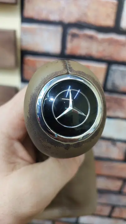 Перетяжка руля и ручки АКПП Mercedes-Benz в бежевой коже — до