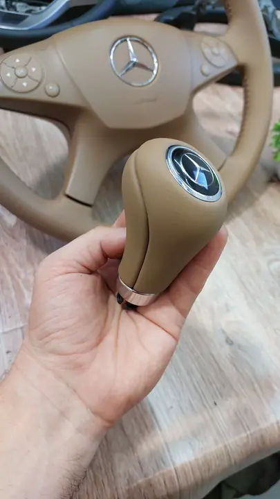 Перетяжка руля и ручки АКПП Mercedes-Benz в бежевой коже — после