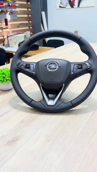Перетяжка руля Opel с чёрным швом — после