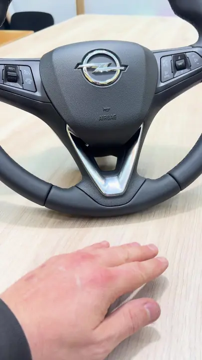 Перетяжка руля Opel с чёрным швом — фото 2