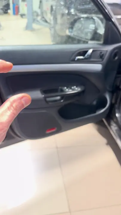 Skoda Octavia: дверные вставки и ремонт водительского кресла — фото 1
