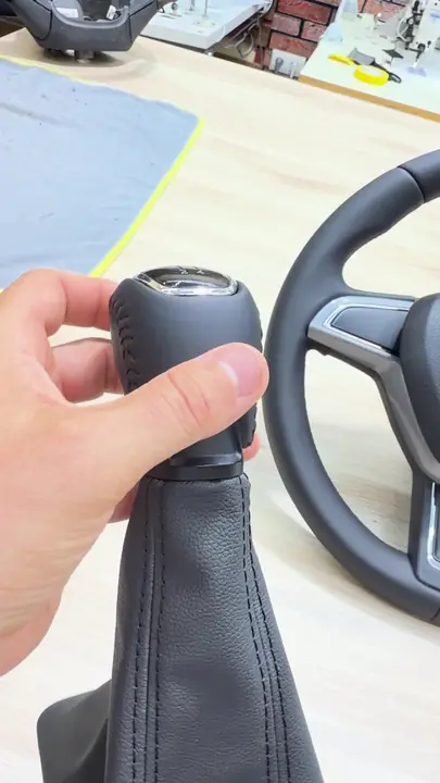 Перетяжка руля, ручки КПП и пыльника Skoda Rapid — фото 1