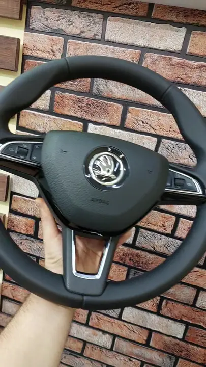 Перетяжка руля Skoda поверх заводской кожи — фото 1