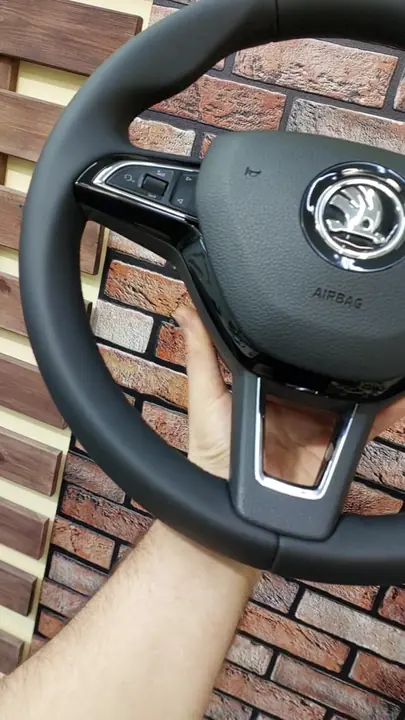 Перетяжка руля Skoda поверх заводской кожи — фото 2