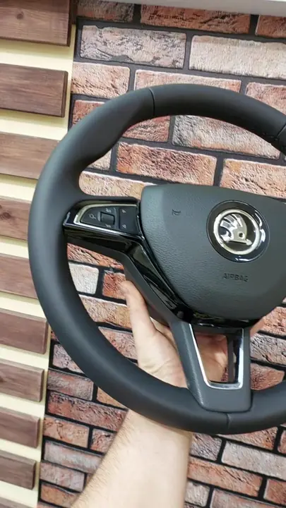 Перетяжка руля Skoda поверх заводской кожи — фото 3