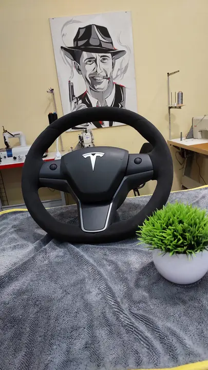 Перетяжка руля Tesla алькантарой — после