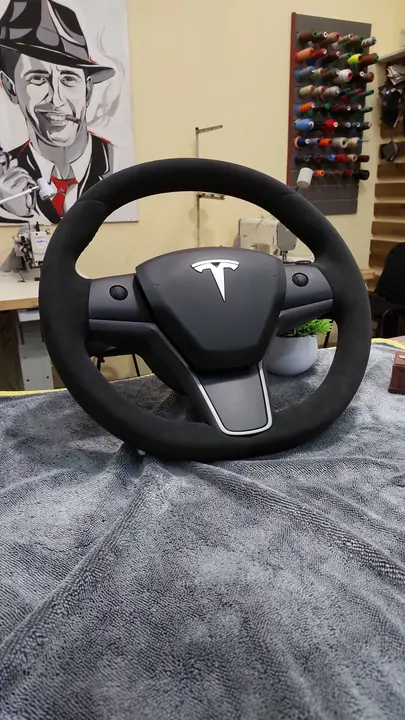 Перетяжка руля Tesla алькантарой — фото 2