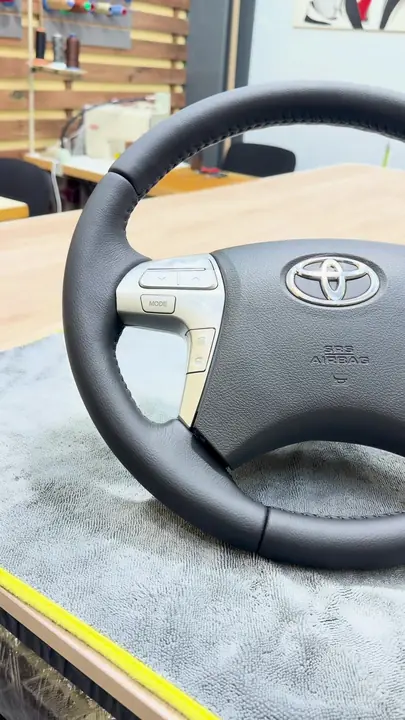 Перетяжка руля и подлокотника Toyota Camry 40 — фото 1