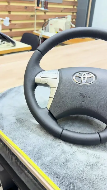 Перетяжка руля и подлокотника Toyota Camry 40 — фото 2