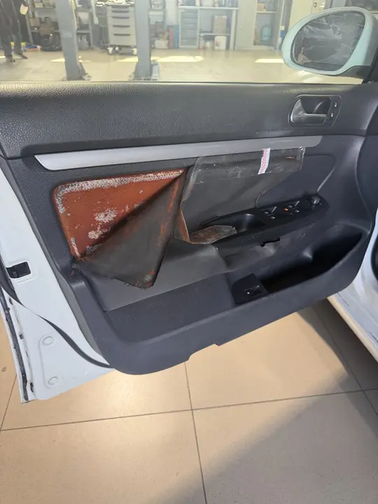 Перетяжка вставок дверей Volkswagen Jetta — до