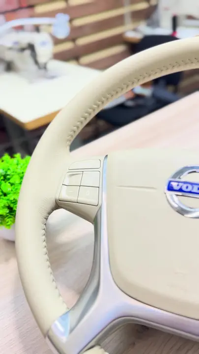 Перетяжка руля Volvo XC60 в бежевую кожу — фото 2