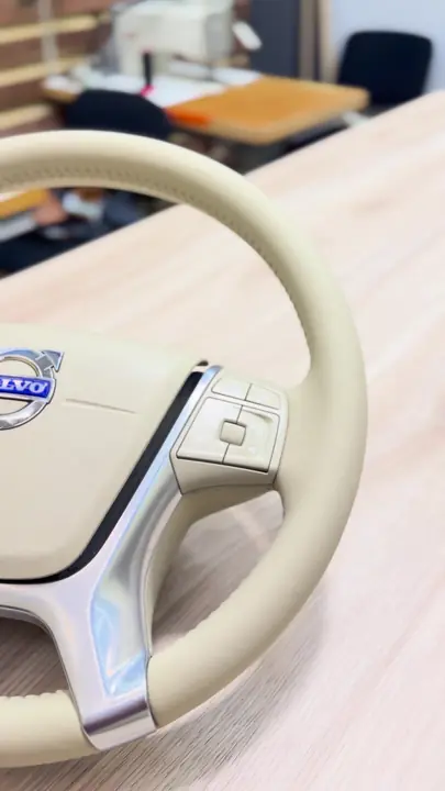 Перетяжка руля Volvo XC60 в бежевую кожу — фото 3